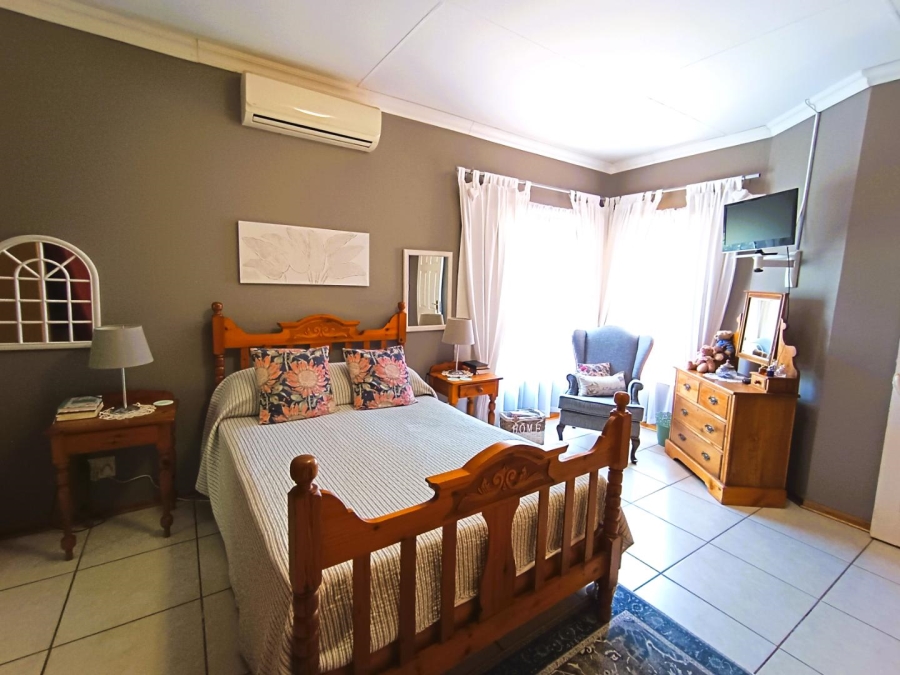 5 Bedroom Property for Sale in Langenhovenpark Free State